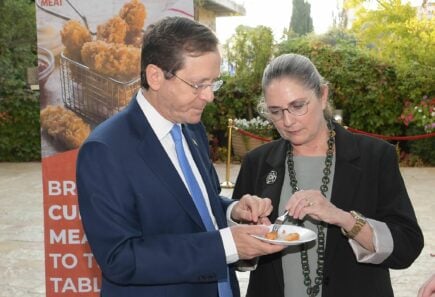 Israeli president isaac herzogc cultivated chicken tasting